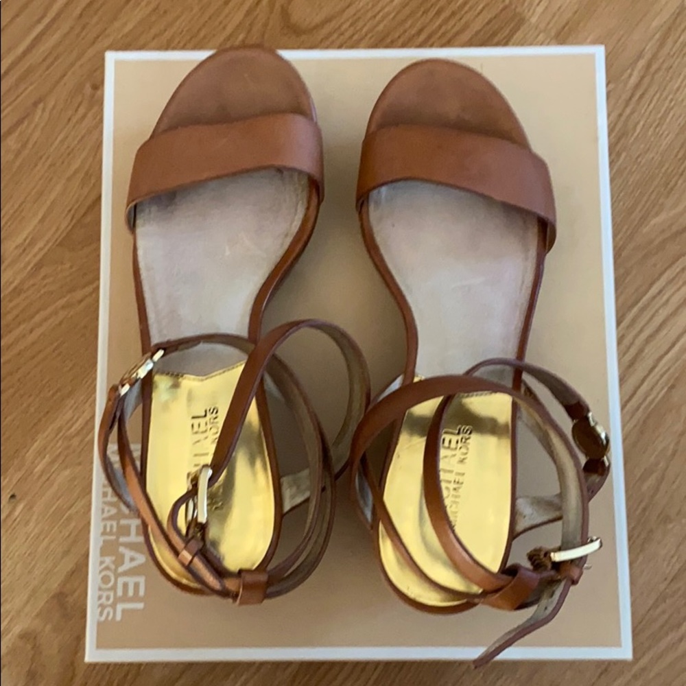 Michael Kors (jalita charm sandal) 👡